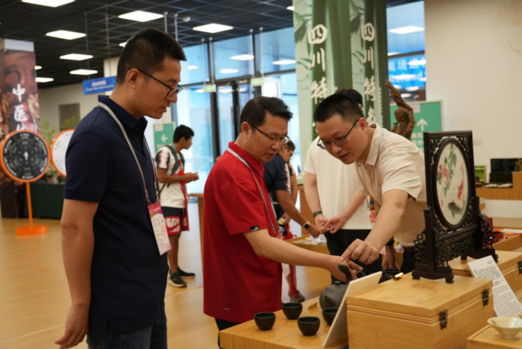省美狮贵宾会集团领导到大运村“有礼在四川”四川特色商品馆调研指导工作